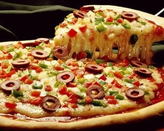 Американская пиццерия бесплатно раздает пиццу за хорошие оценки