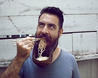 Американец вплетает в бороду еду и посуду