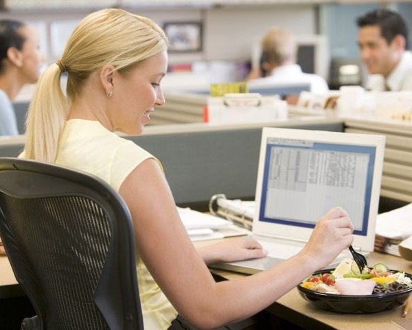 Чем грозит обед на рабочем месте