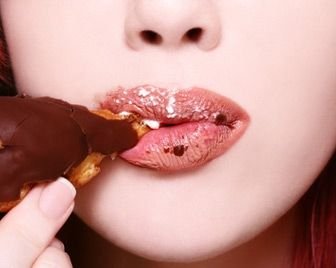 Ученые выяснили, почему женщины любят сладкое