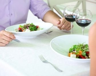 Девушка, которая знакомится с парнями из-за еды