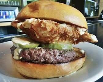 Гамбургер с замороженным пивом